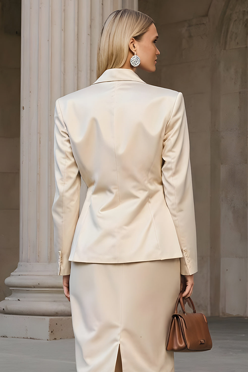 Ensemble tailleur champagne deux pièces, revers à pointe et jupe crayon mi-longue