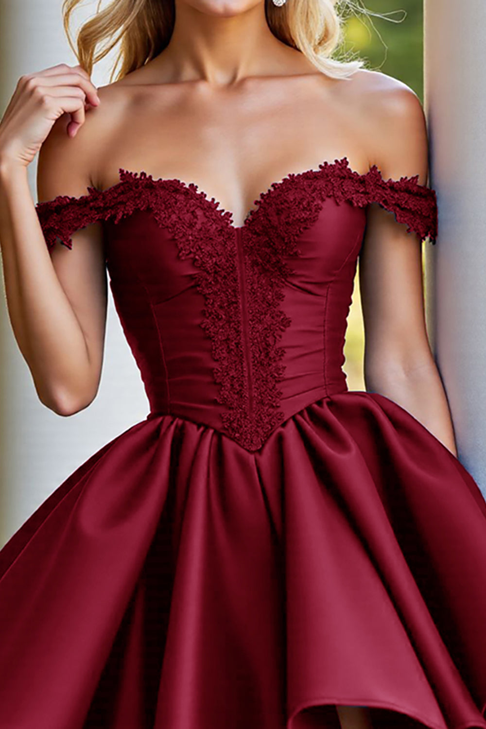 Robe de bal courte trapèze en satin bordeaux avec appliques