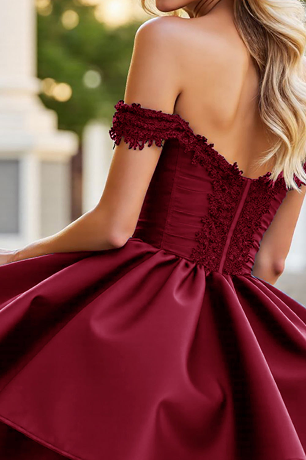 Robe de bal courte trapèze en satin bordeaux avec appliques