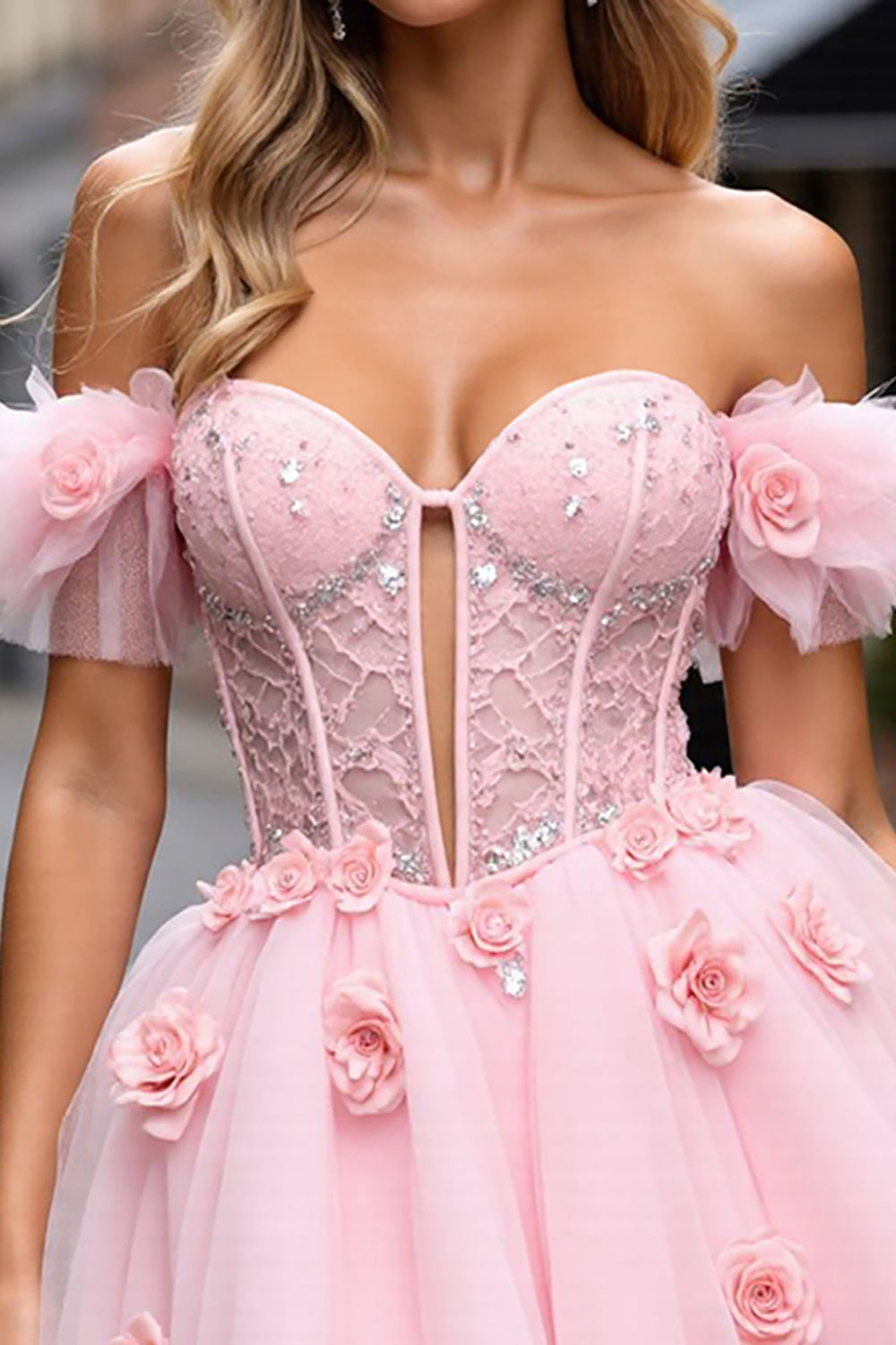 Robe de bal courte en tulle rose poudré avec corset floral et appliqués