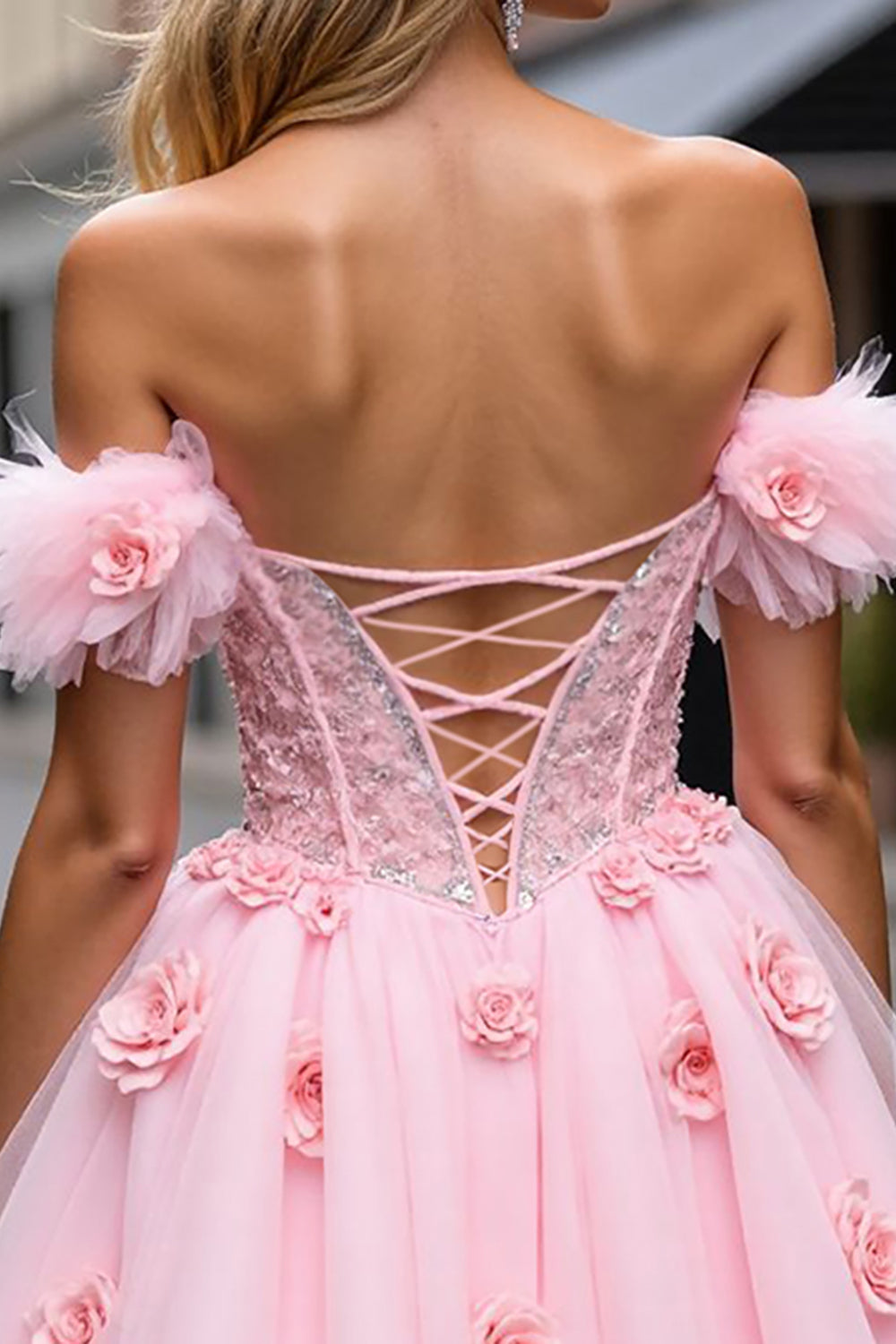 Robe de bal courte en tulle rose poudré avec corset floral et appliqués