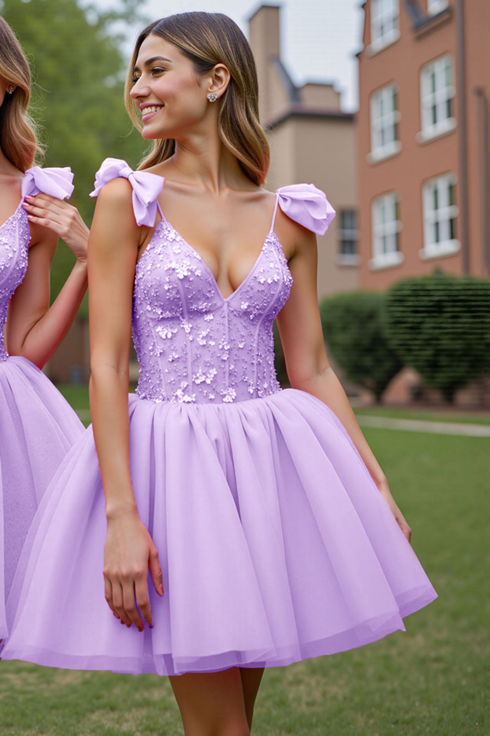Vestido Corto de Fiesta con Corsé Lila y Apliques de Tul y Cuello en V Profundo