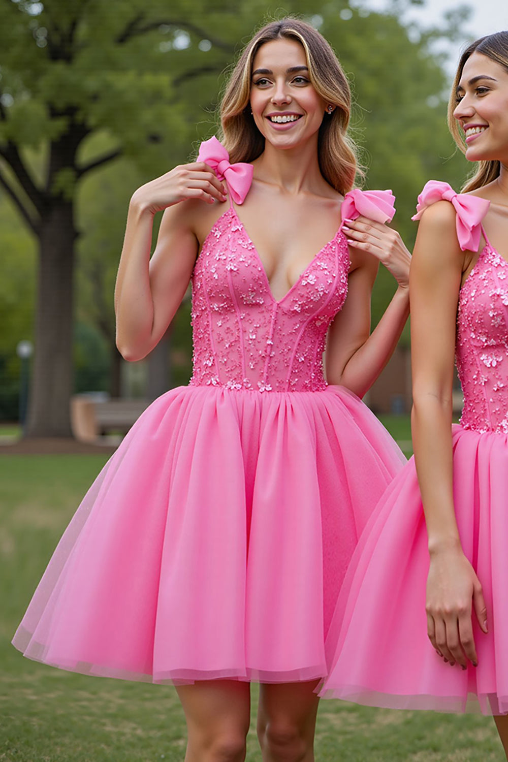 Vestido Corto de Fiesta con Corsé Lila y Apliques de Tul y Cuello en V Profundo