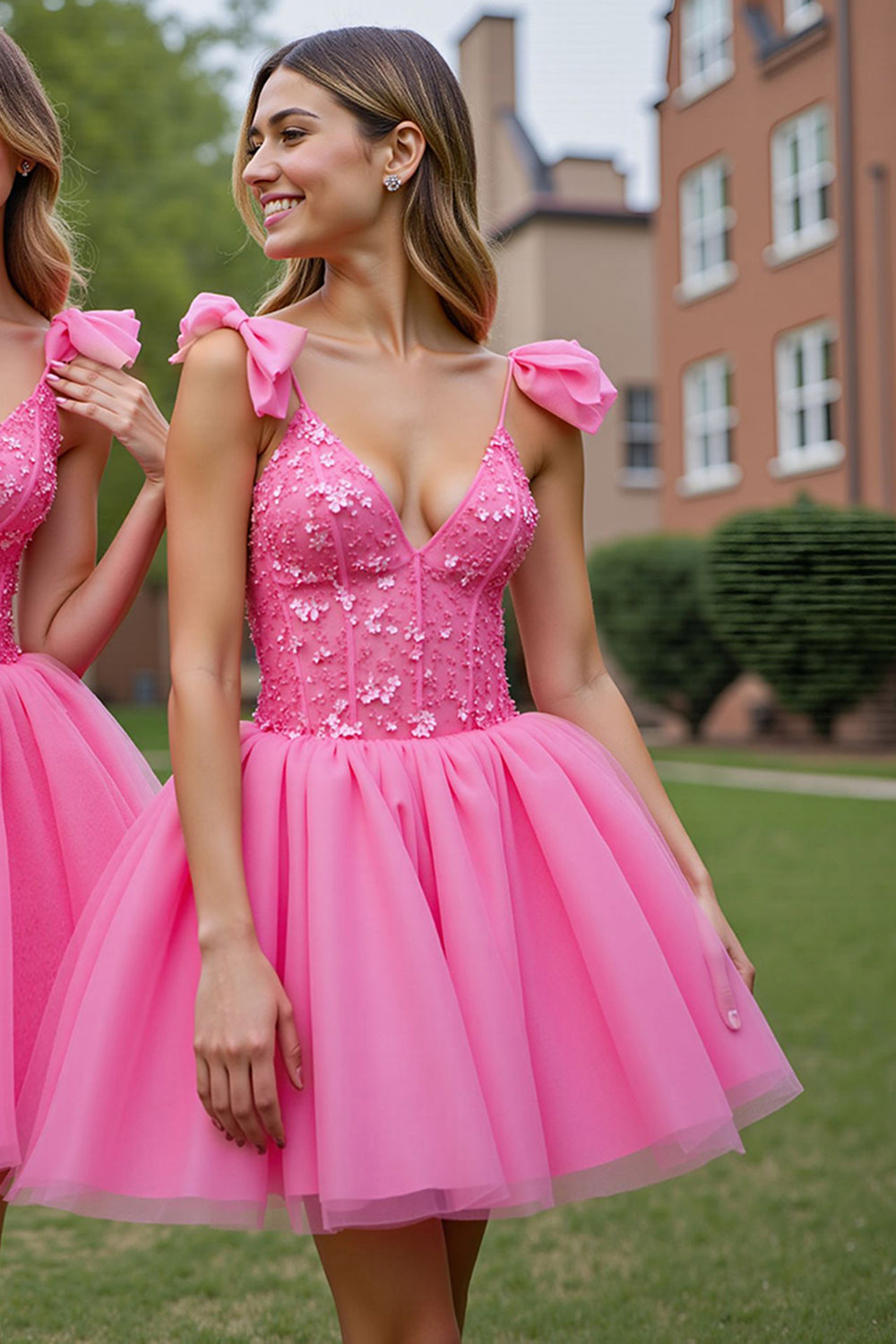 Vestido Corto de Fiesta con Corsé Lila y Apliques de Tul y Cuello en V Profundo