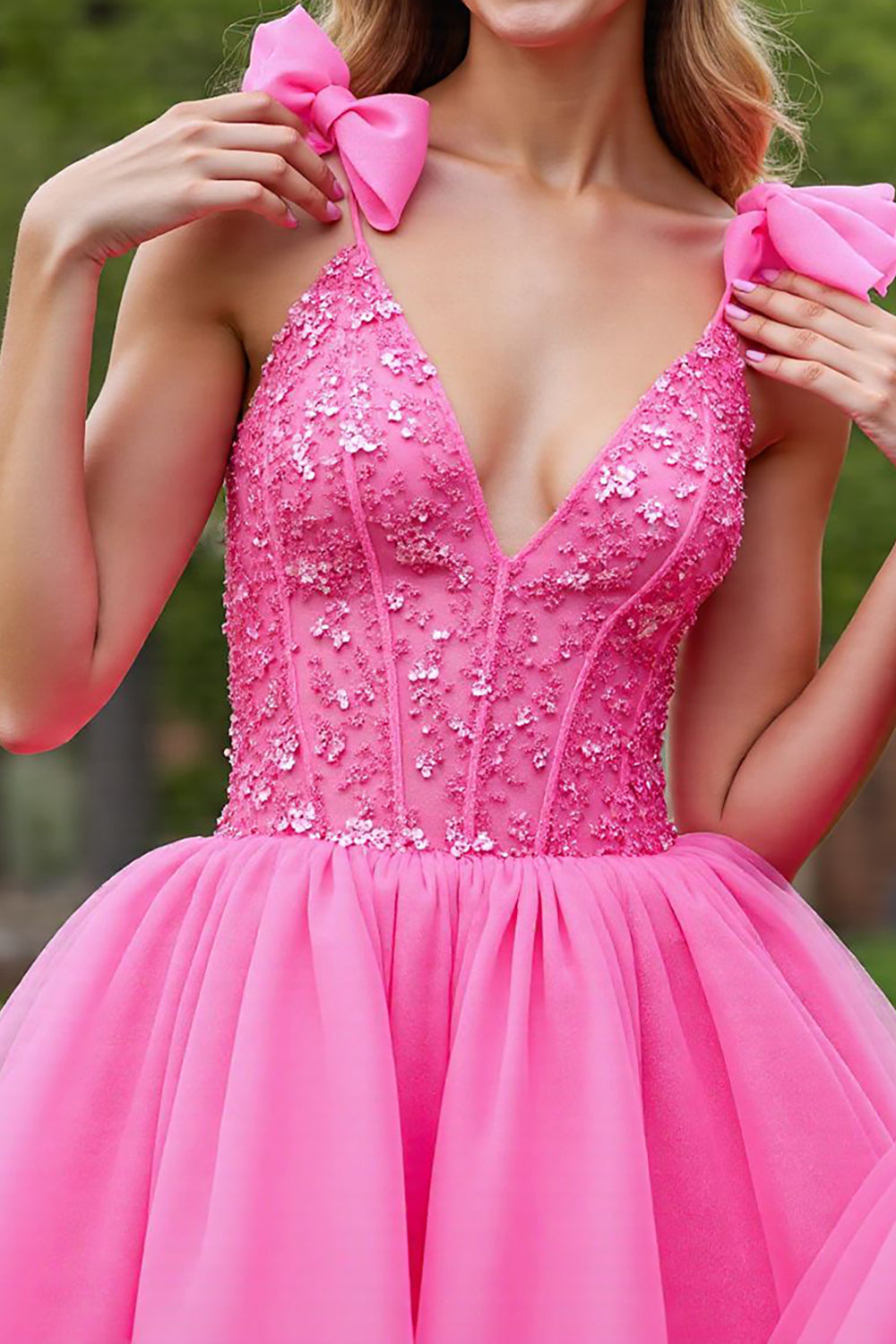 Vestido Corto de Fiesta con Corsé Lila y Apliques de Tul y Cuello en V Profundo