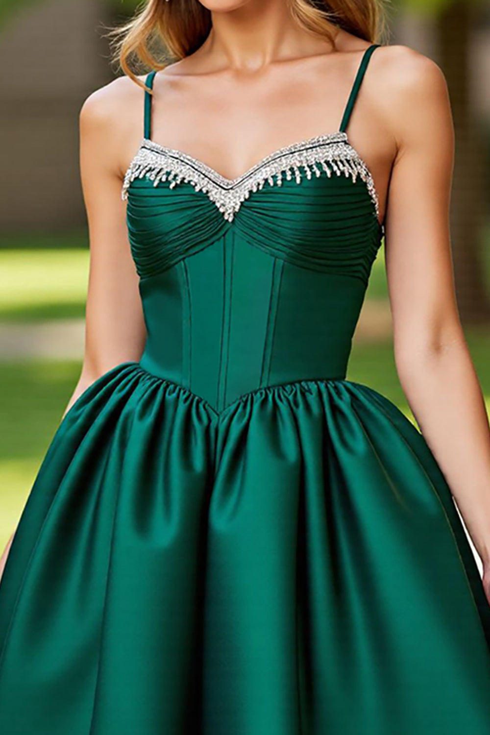 Vestido de fiesta corto de satén verde oscuro tipo corsé con corte en A