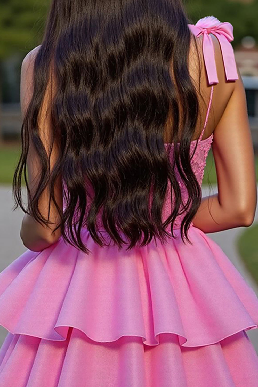 Robe courte de bal rose à volants, corset et nœuds