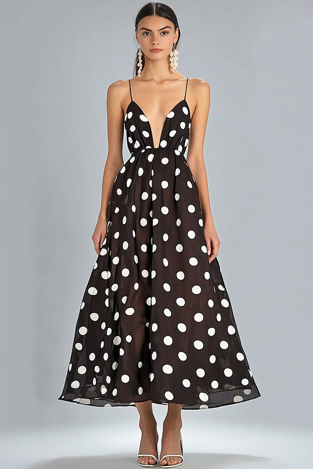 Robe à pois blancs de couleur café avec bretelles fines et coupe trapèze