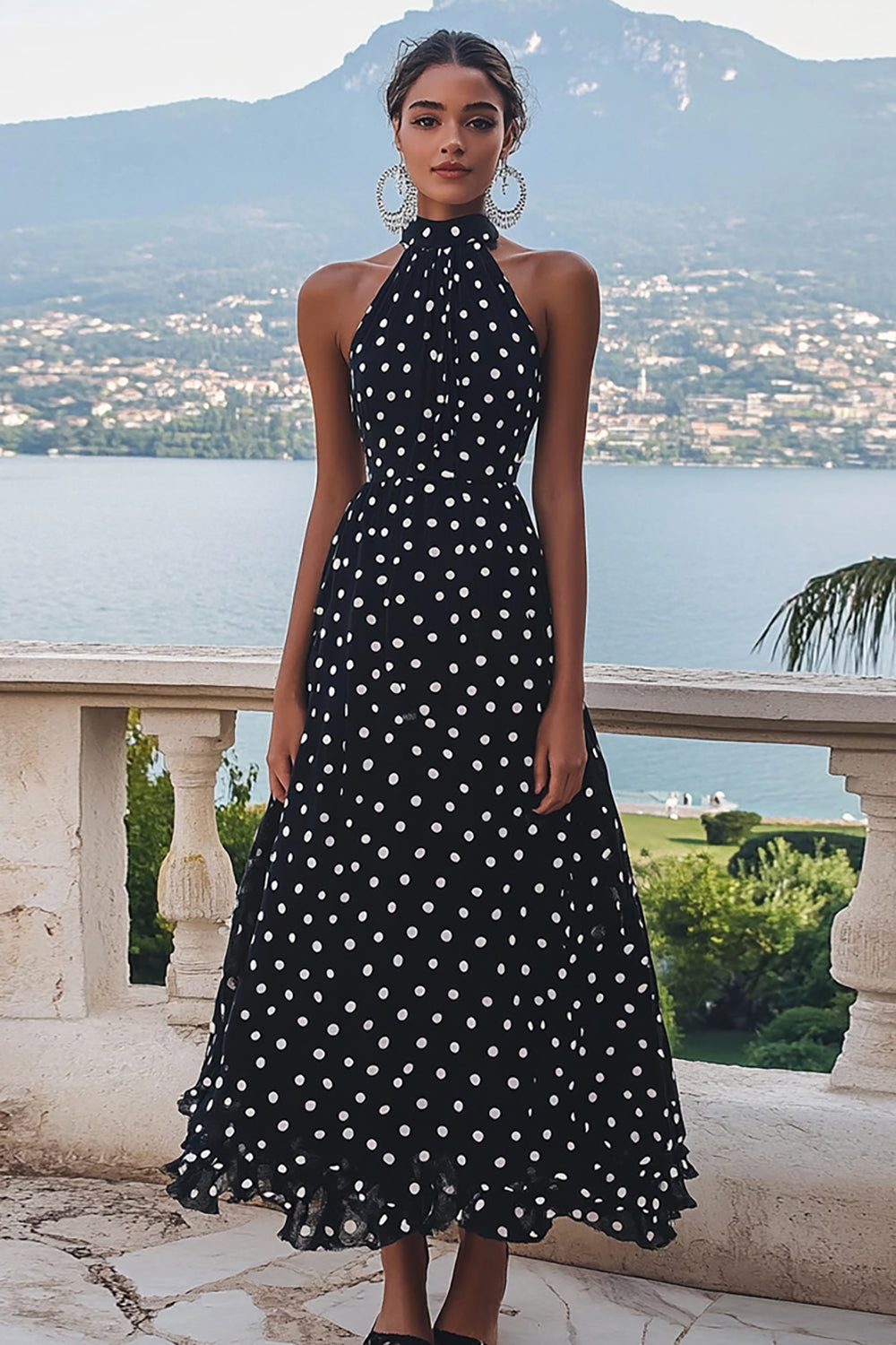 Vestido de Lunares A-Line en Blanco y Negro con Cuello Alto