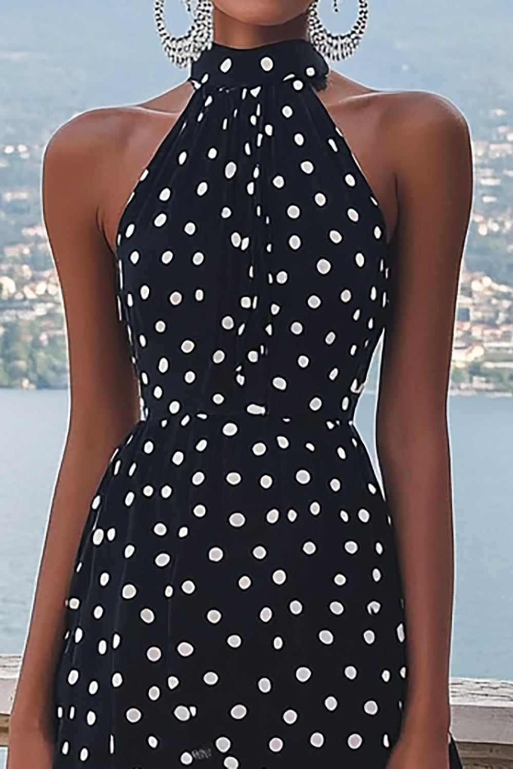 Vestido de Lunares A-Line en Blanco y Negro con Cuello Alto