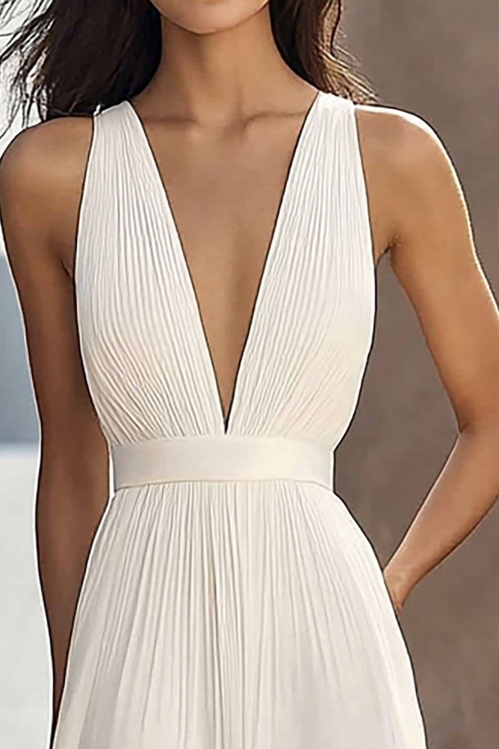 Vestido de compromiso largo de chifón con escote en V pronunciado y frunces color marfil