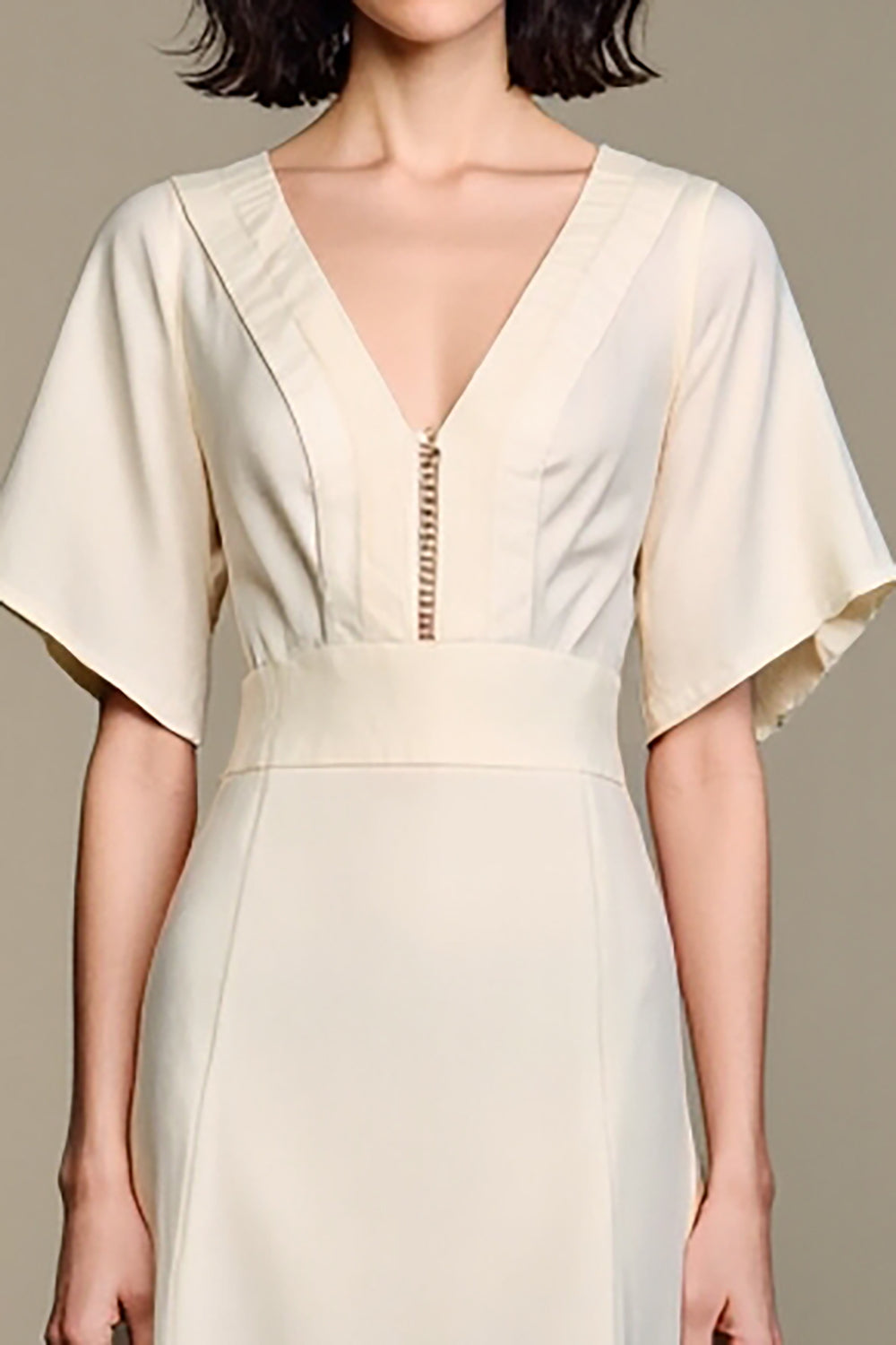 Une robe longue de cocktail blanche en ligne A à col en V