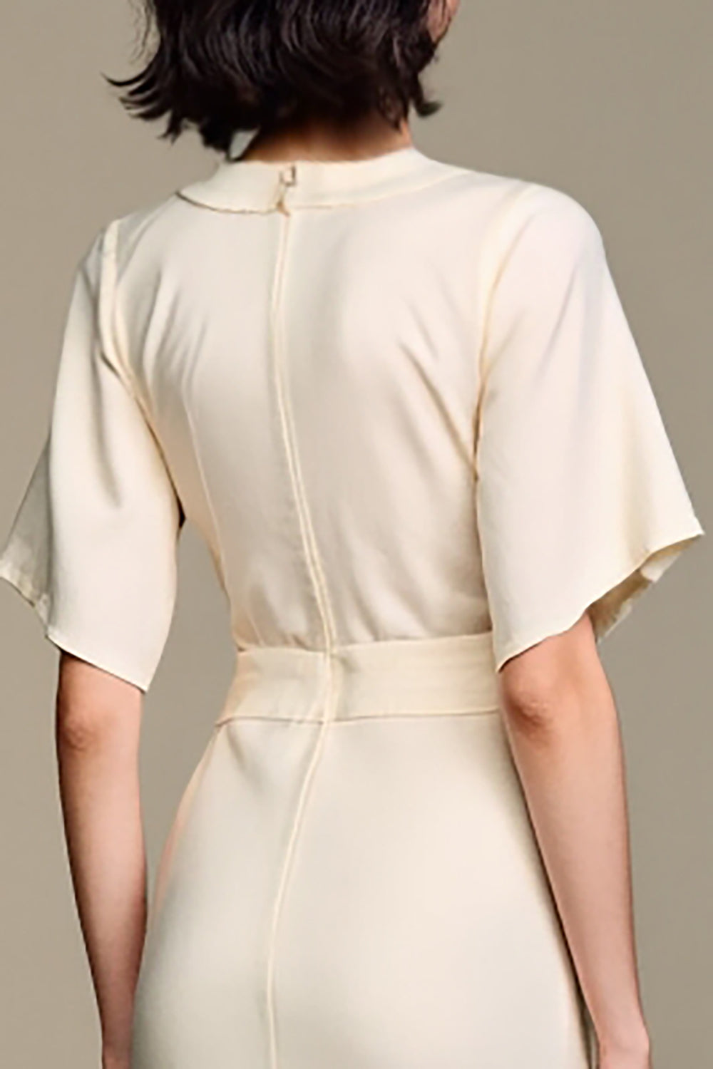 Une robe longue de cocktail blanche en ligne A à col en V