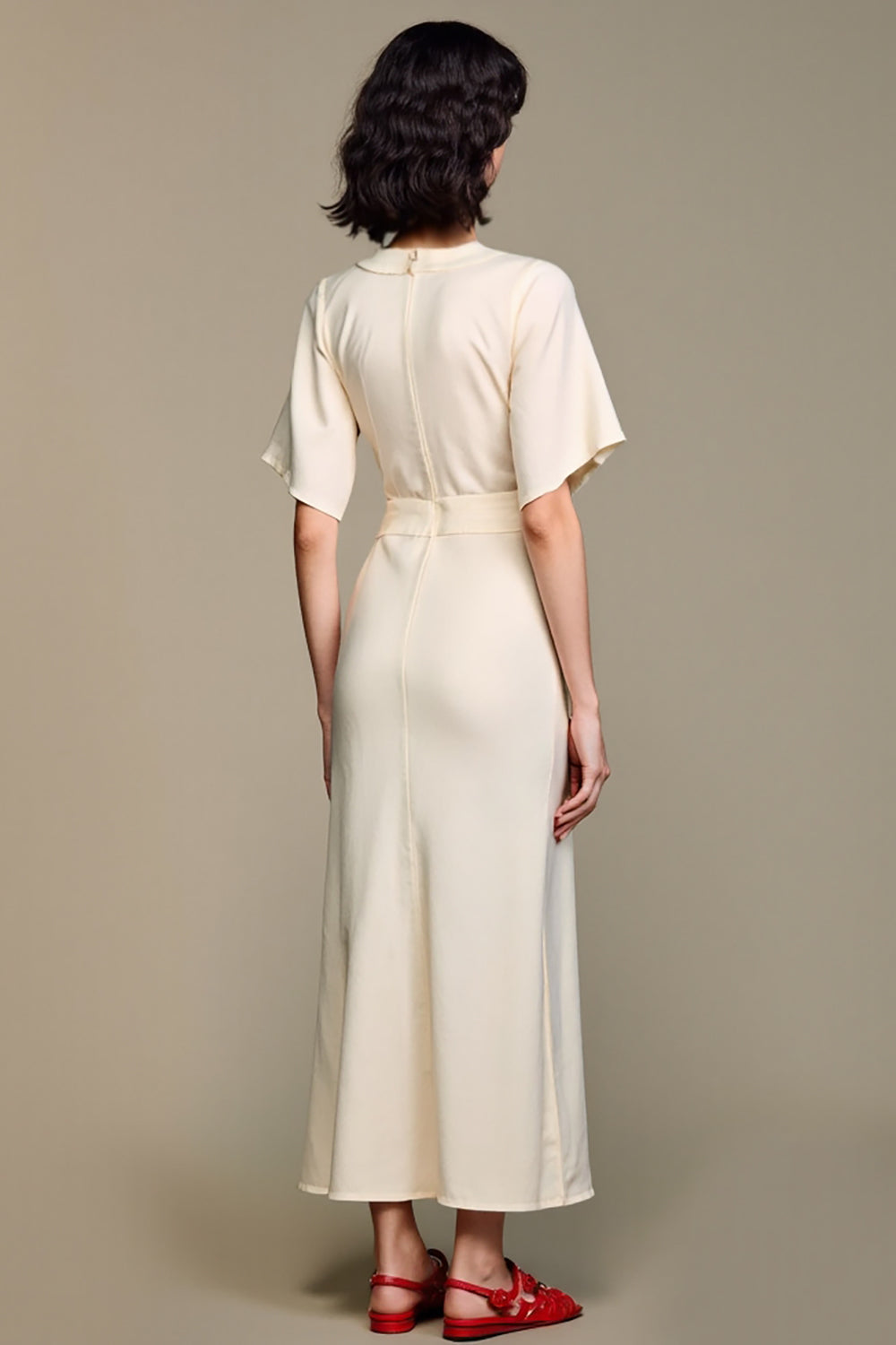 Une robe longue de cocktail blanche en ligne A à col en V
