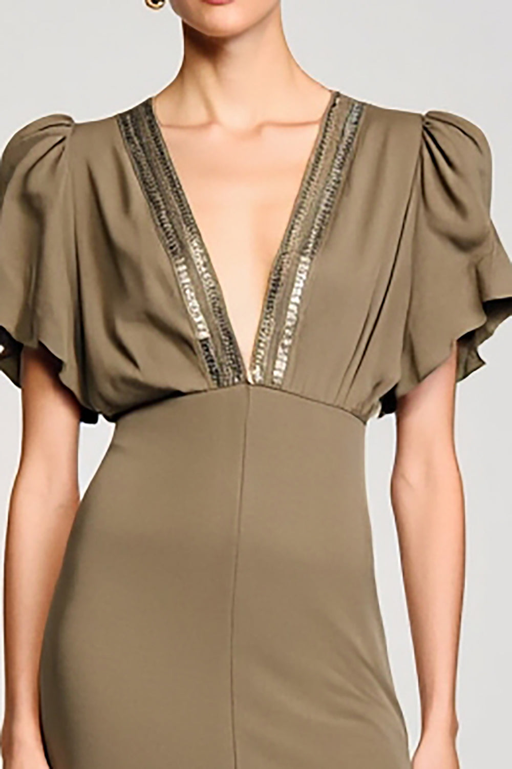 Vestido midi con cuello en V y funda de olivo con lentejuelas para invitada de boda