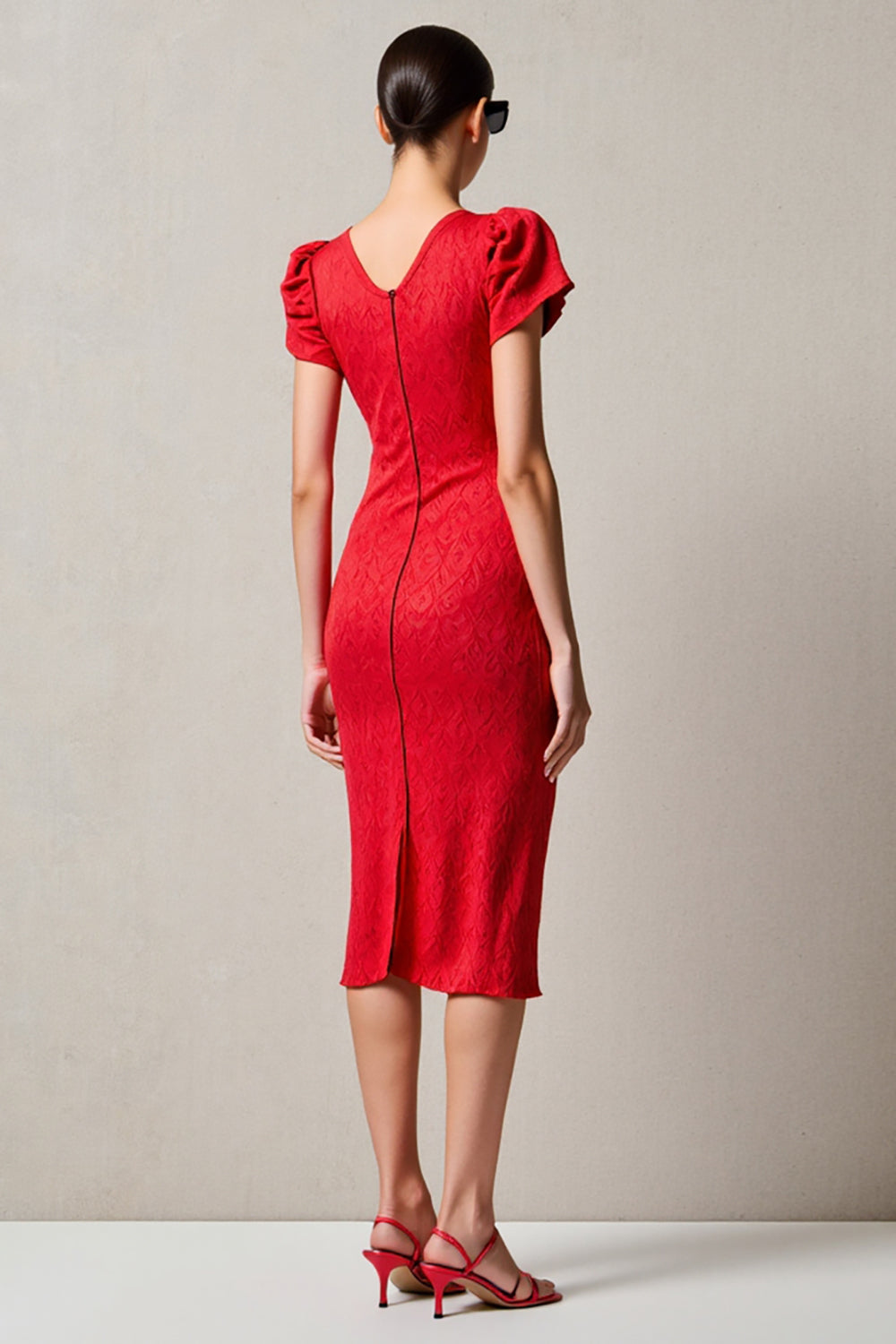 Robe fourreau midi rouge à col bénitier pour invitée de mariage