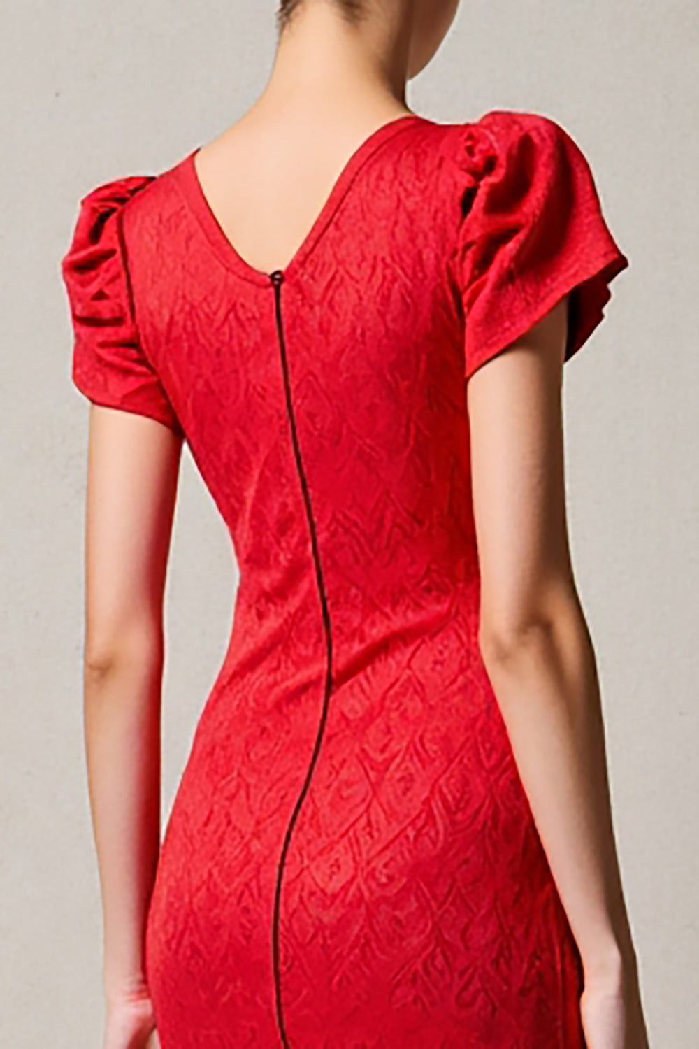 Robe fourreau midi rouge à col bénitier pour invitée de mariage
