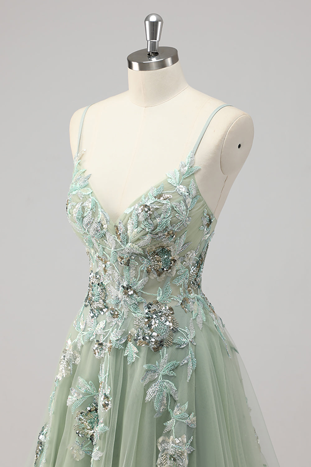 Robe de bal trapèze verte ornée de paillettes et d'appliqués, avec fente