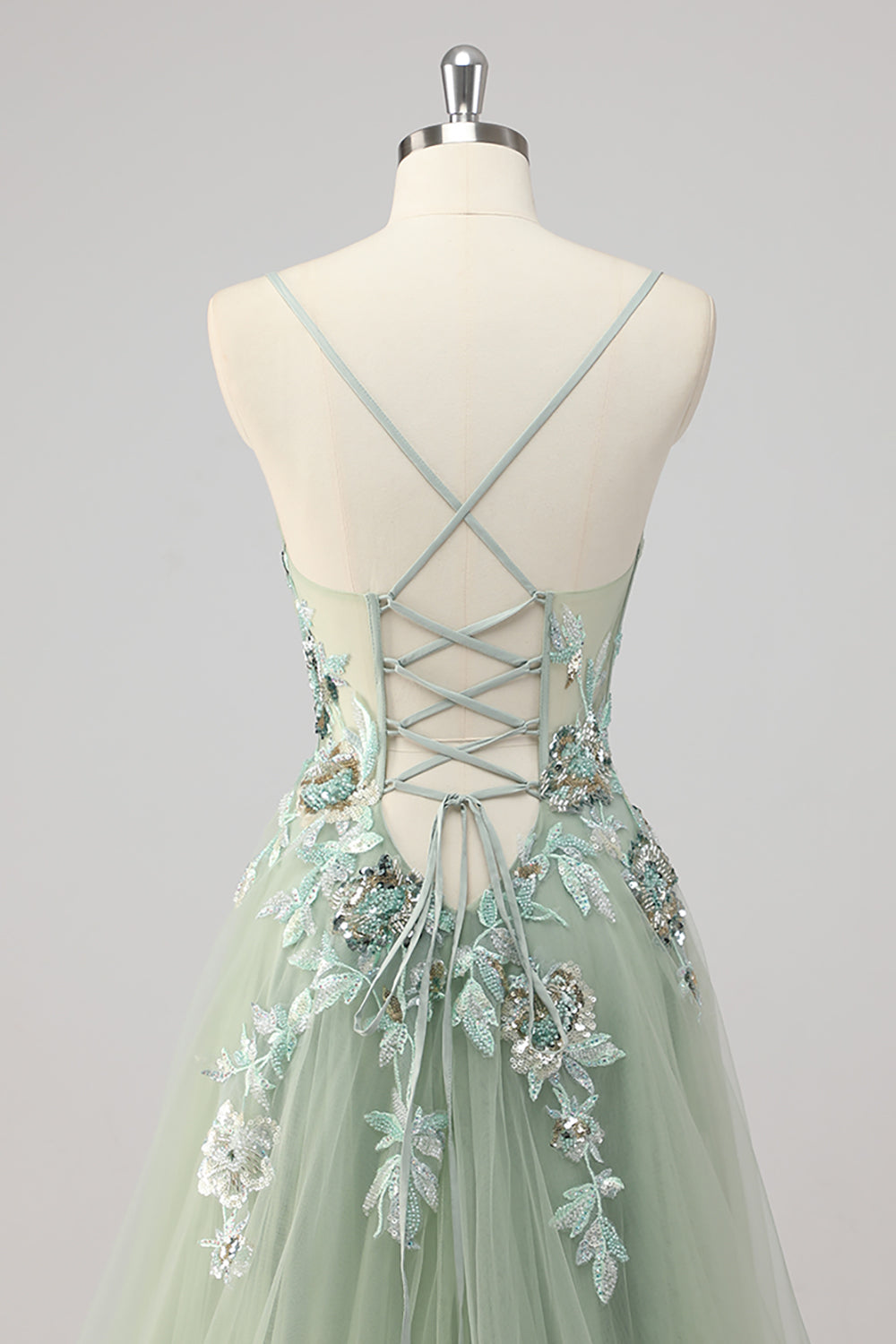 Robe de bal trapèze verte ornée de paillettes et d'appliqués, avec fente