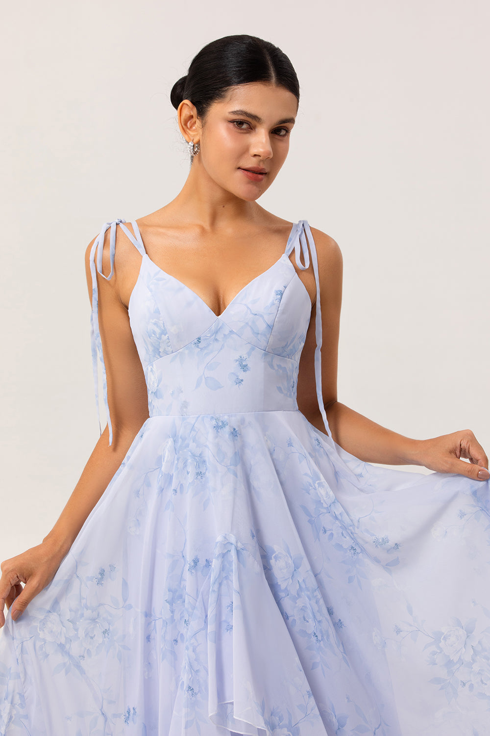 Robe longue de demoiselle d'honneur trapèze en mousseline bleue à fleurs avec volants