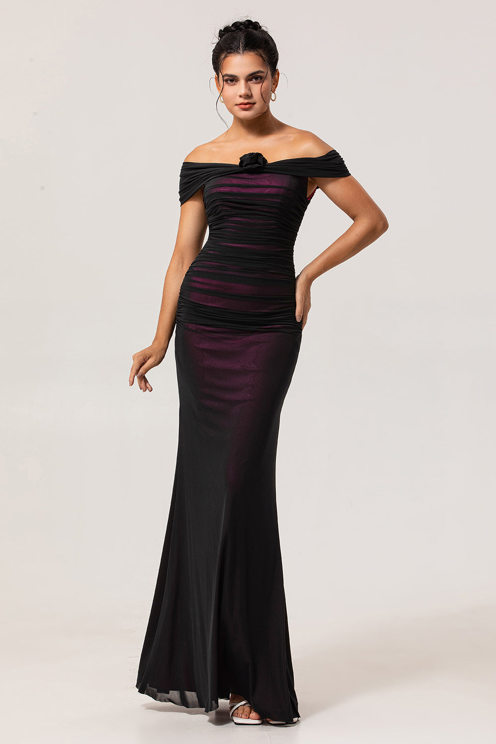 Robe longue de demoiselle d'honneur fourreau noir et rose à épaules dénudées