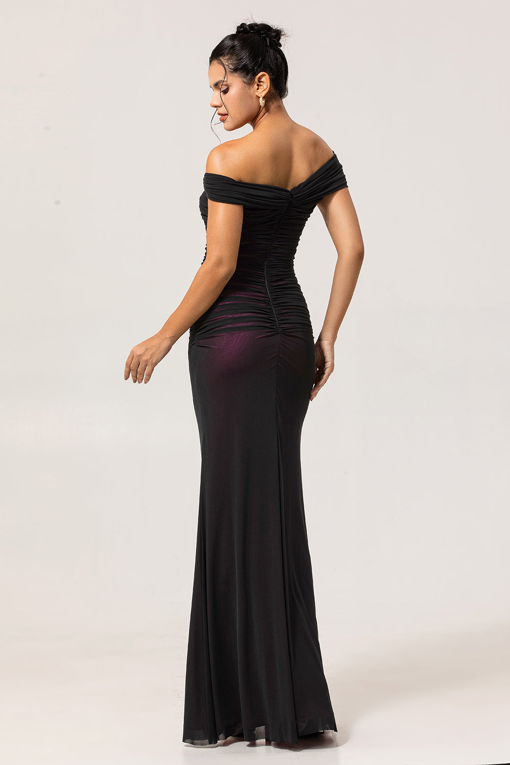 Robe longue de demoiselle d'honneur fourreau noir et rose à épaules dénudées