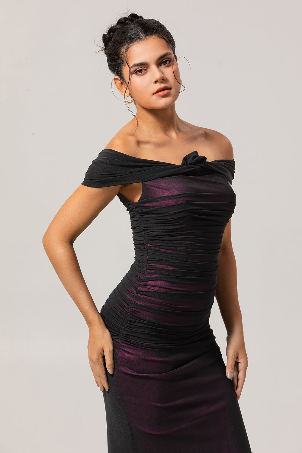 Robe longue de demoiselle d'honneur fourreau noir et rose à épaules dénudées