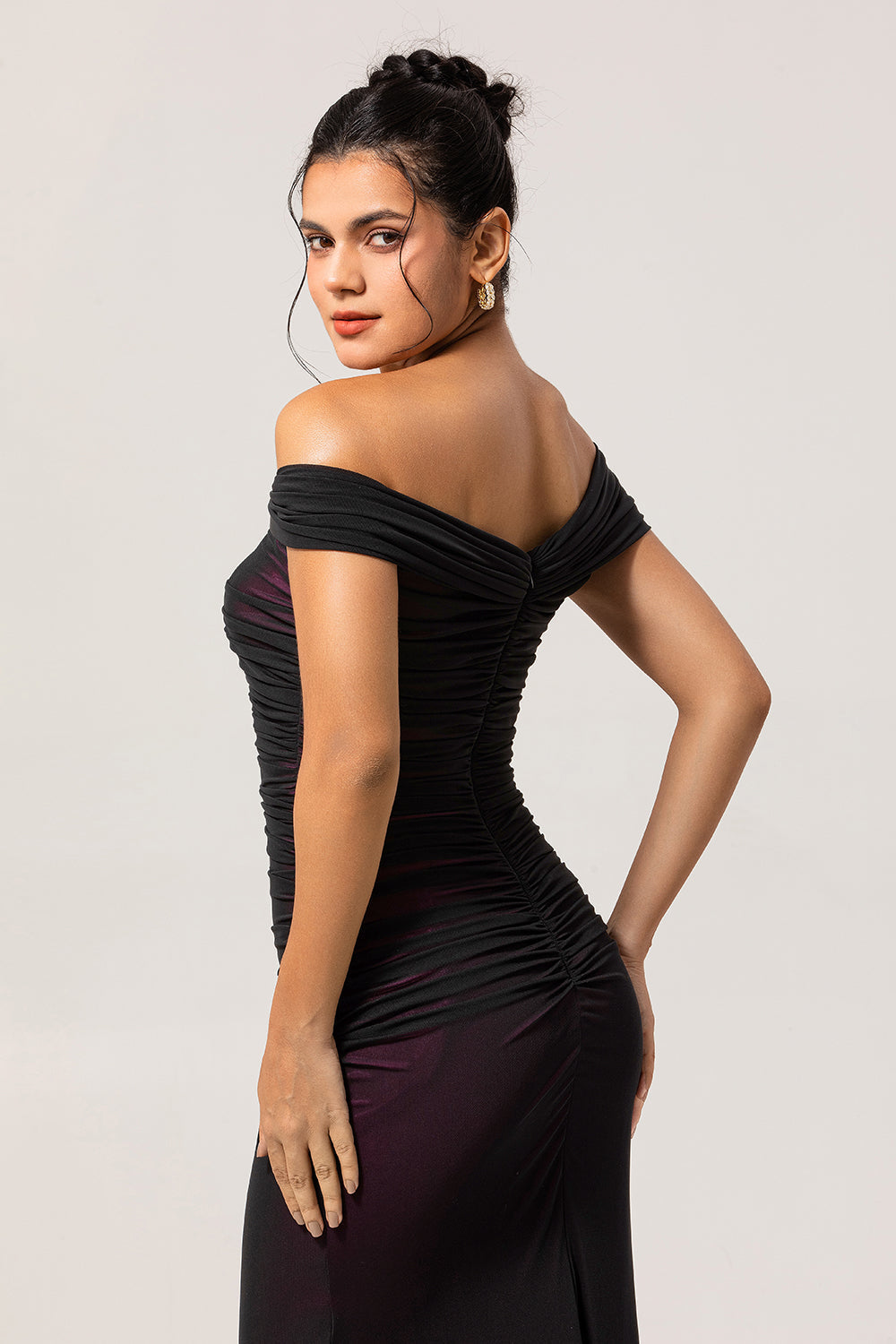 Robe longue de demoiselle d'honneur fourreau noir et rose à épaules dénudées