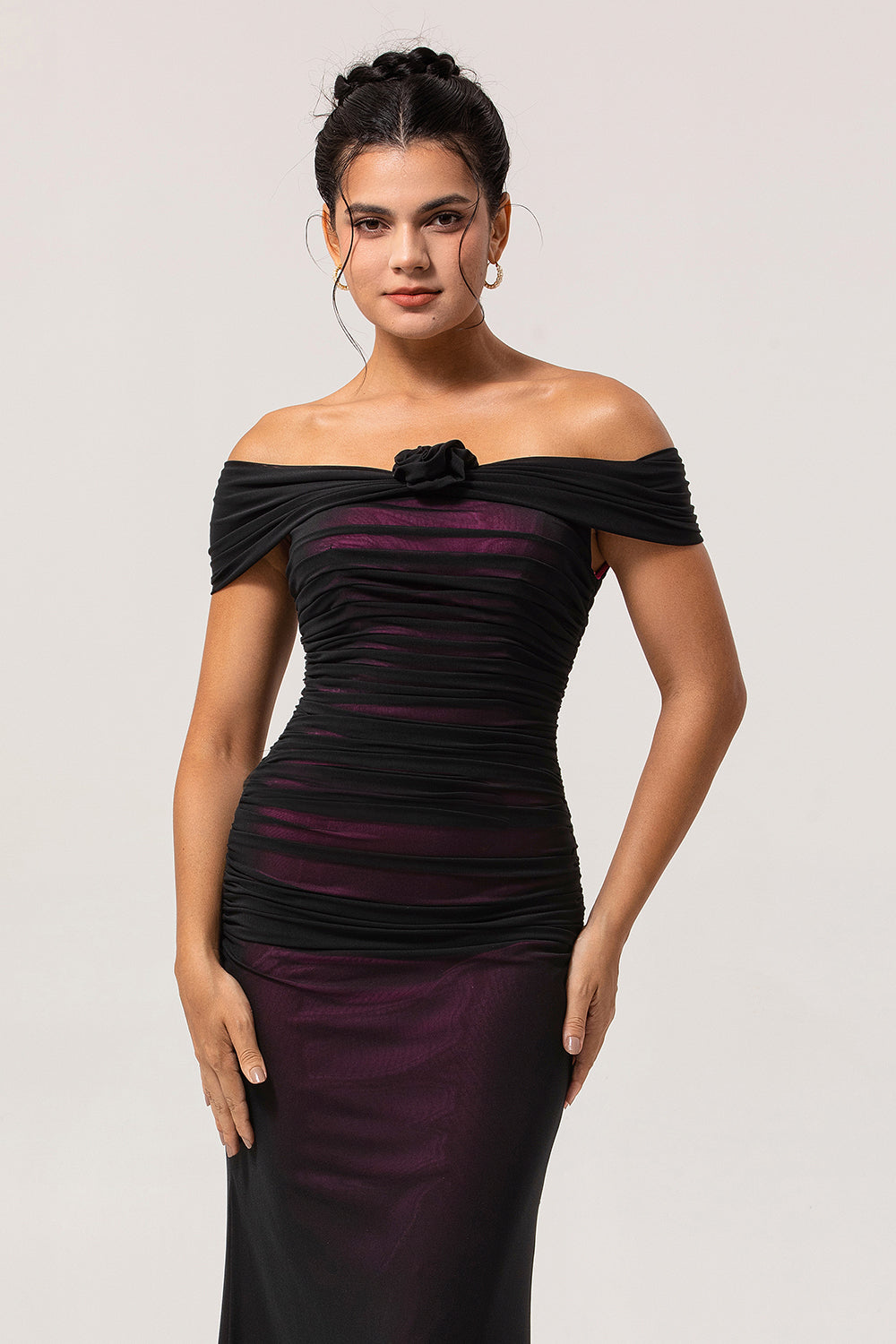 Robe longue de demoiselle d'honneur fourreau noir et rose à épaules dénudées