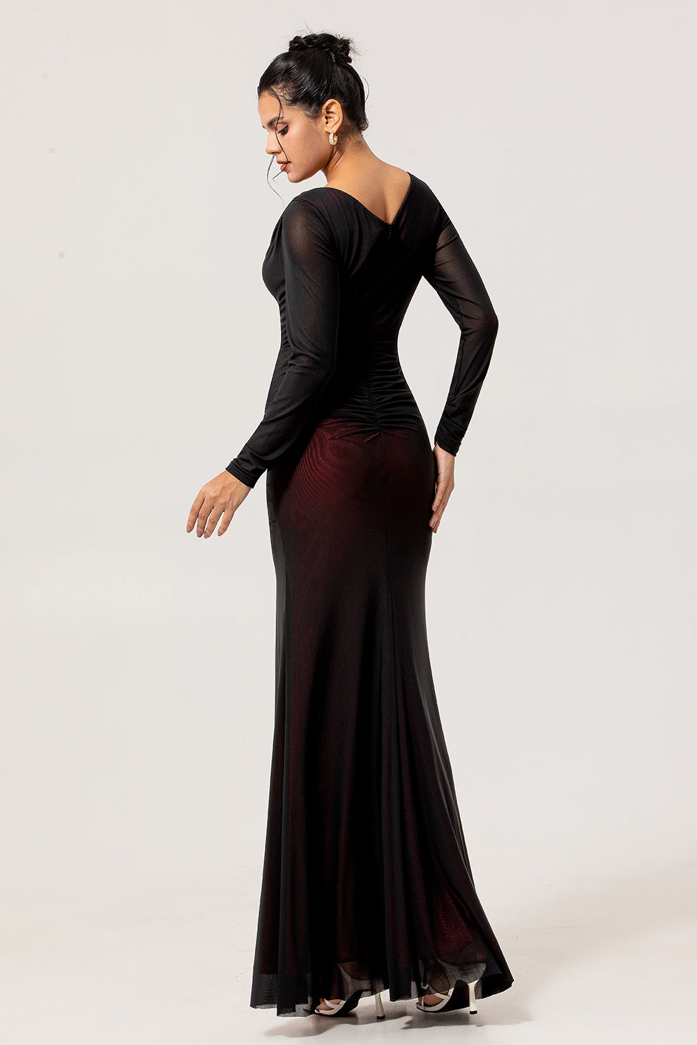 Robe de demoiselle d'honneur longue fourreau froncée à col en V, manches longues et fente, Rouge Noir