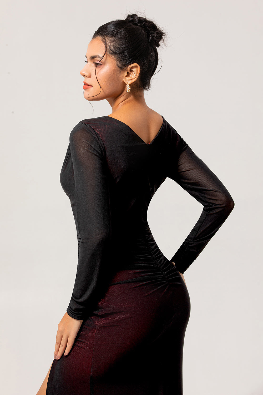Robe de demoiselle d'honneur longue fourreau froncée à col en V, manches longues et fente, Rouge Noir