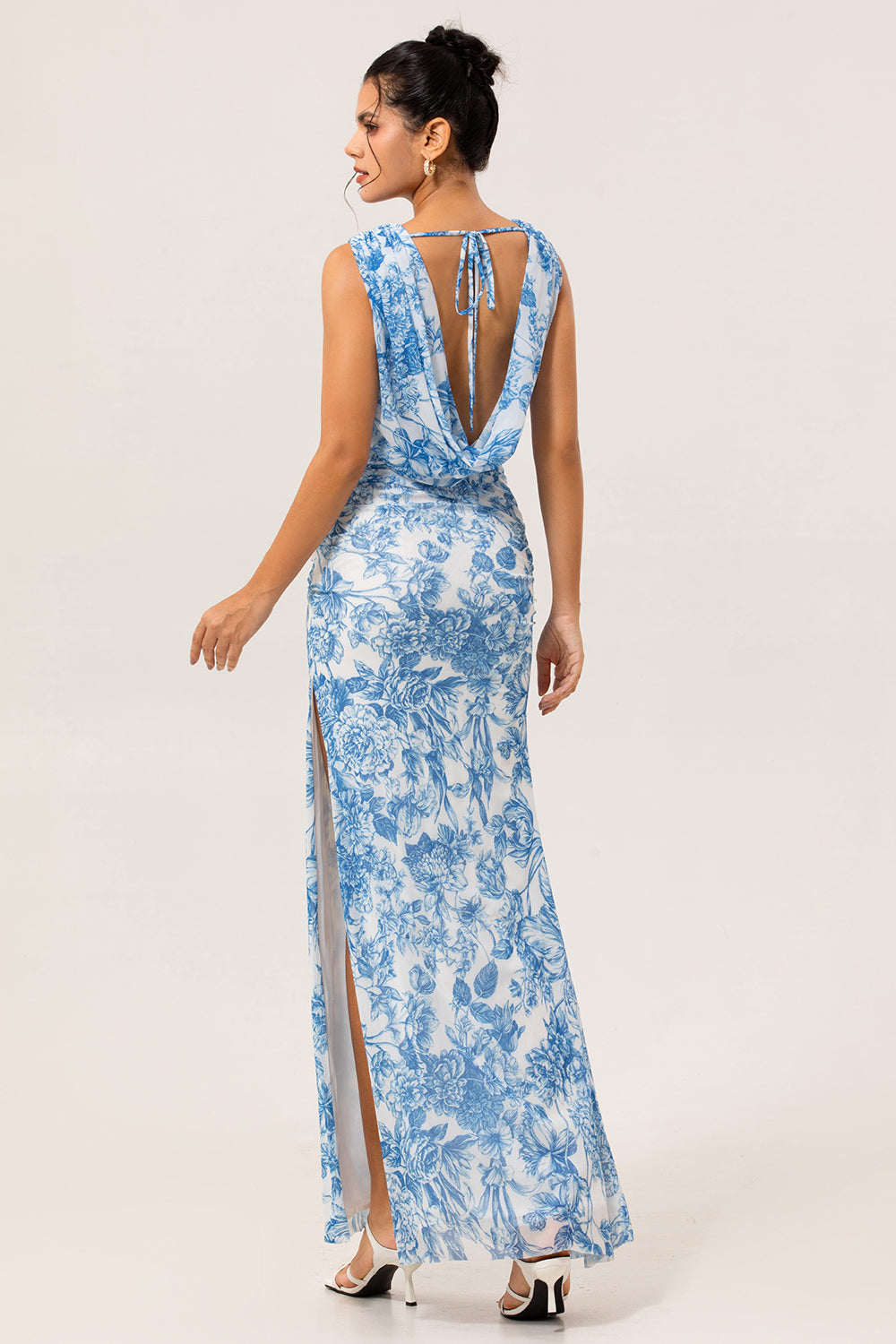 Robe longue de demoiselle d'honneur à imprimé floral bleu, col bénitier, fourreau et fente