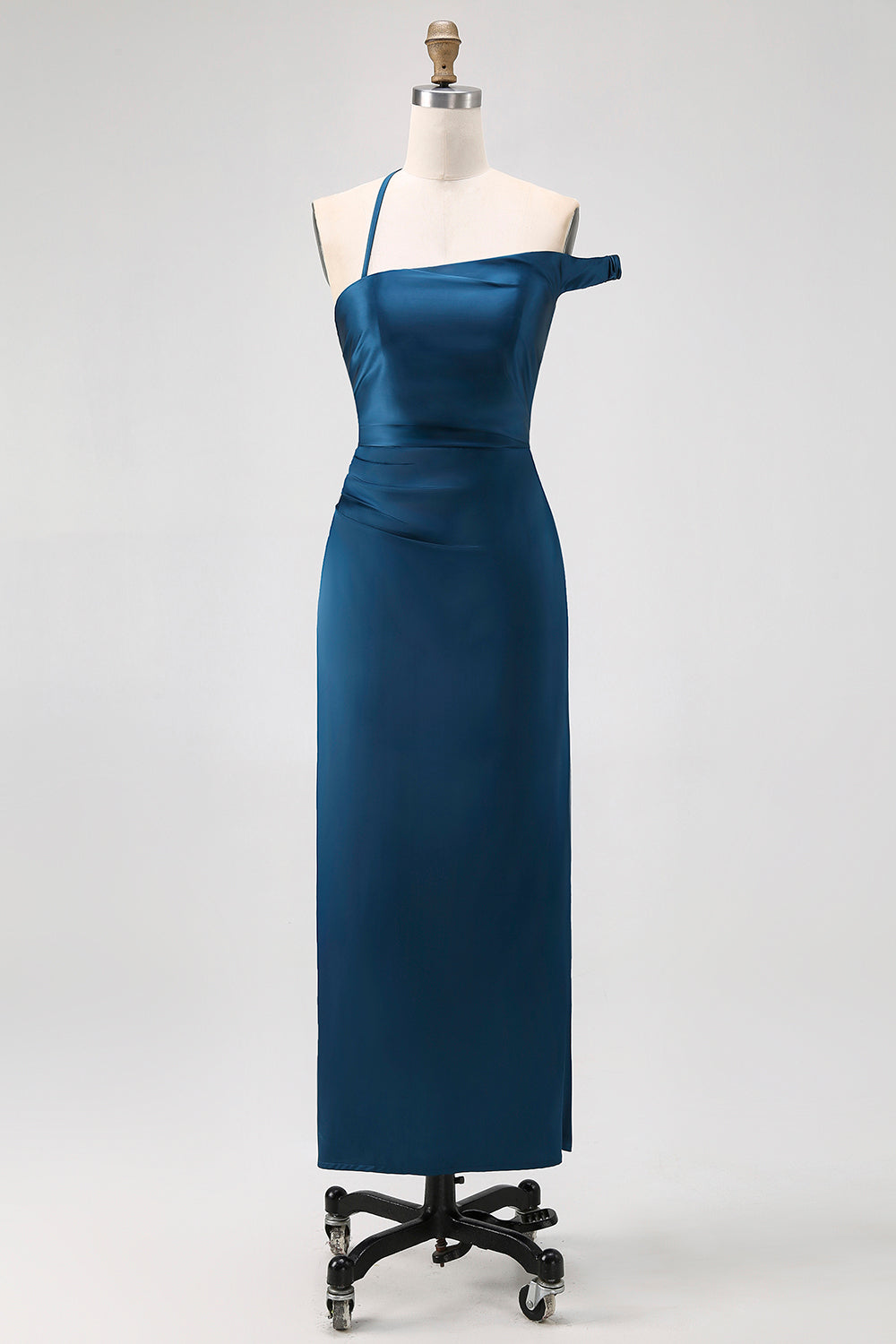 Robe de demoiselle d'honneur longue en satin bleu encre, coupe fourreau, avec une épaule dénudée