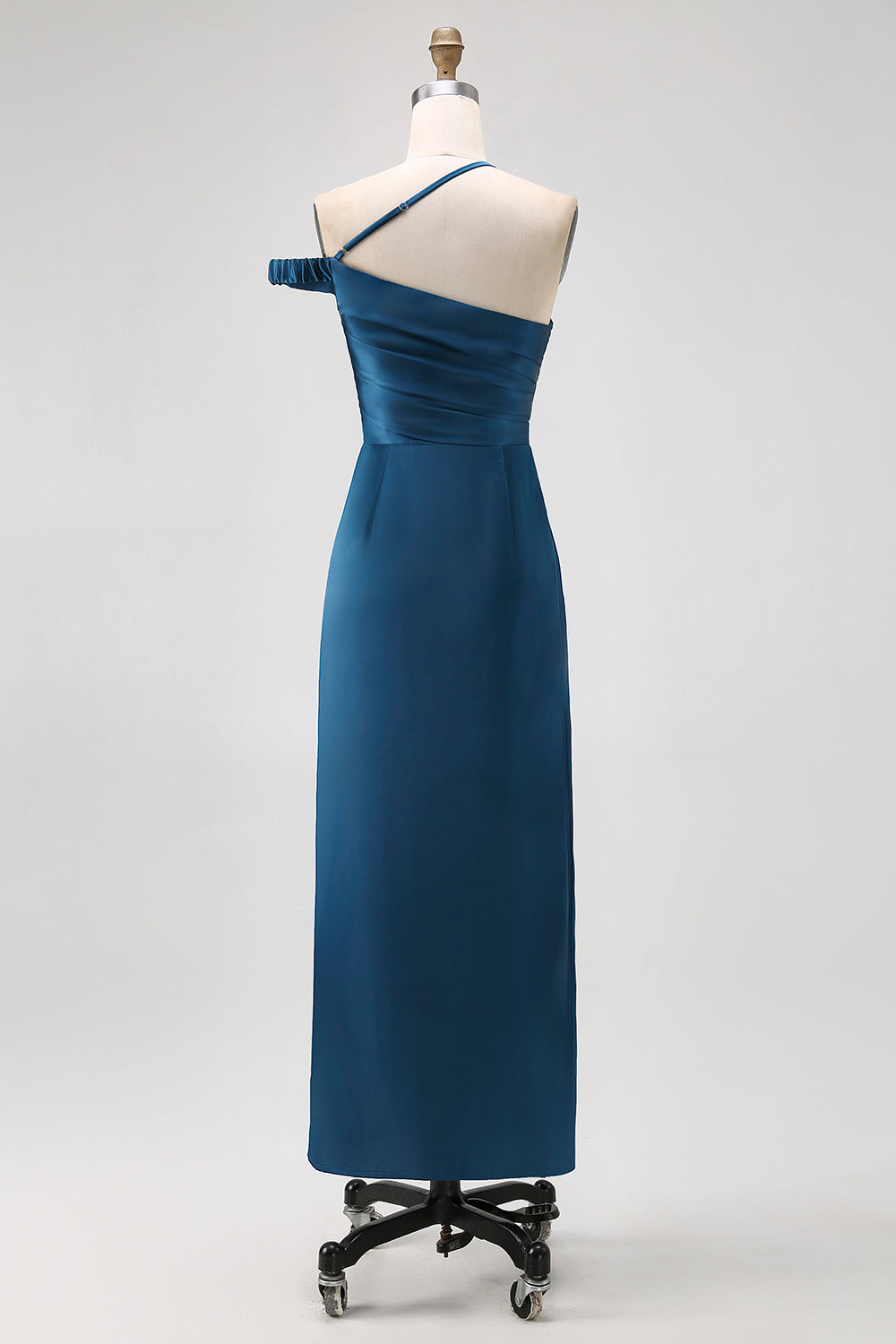 Robe de demoiselle d'honneur longue en satin bleu encre, coupe fourreau, avec une épaule dénudée