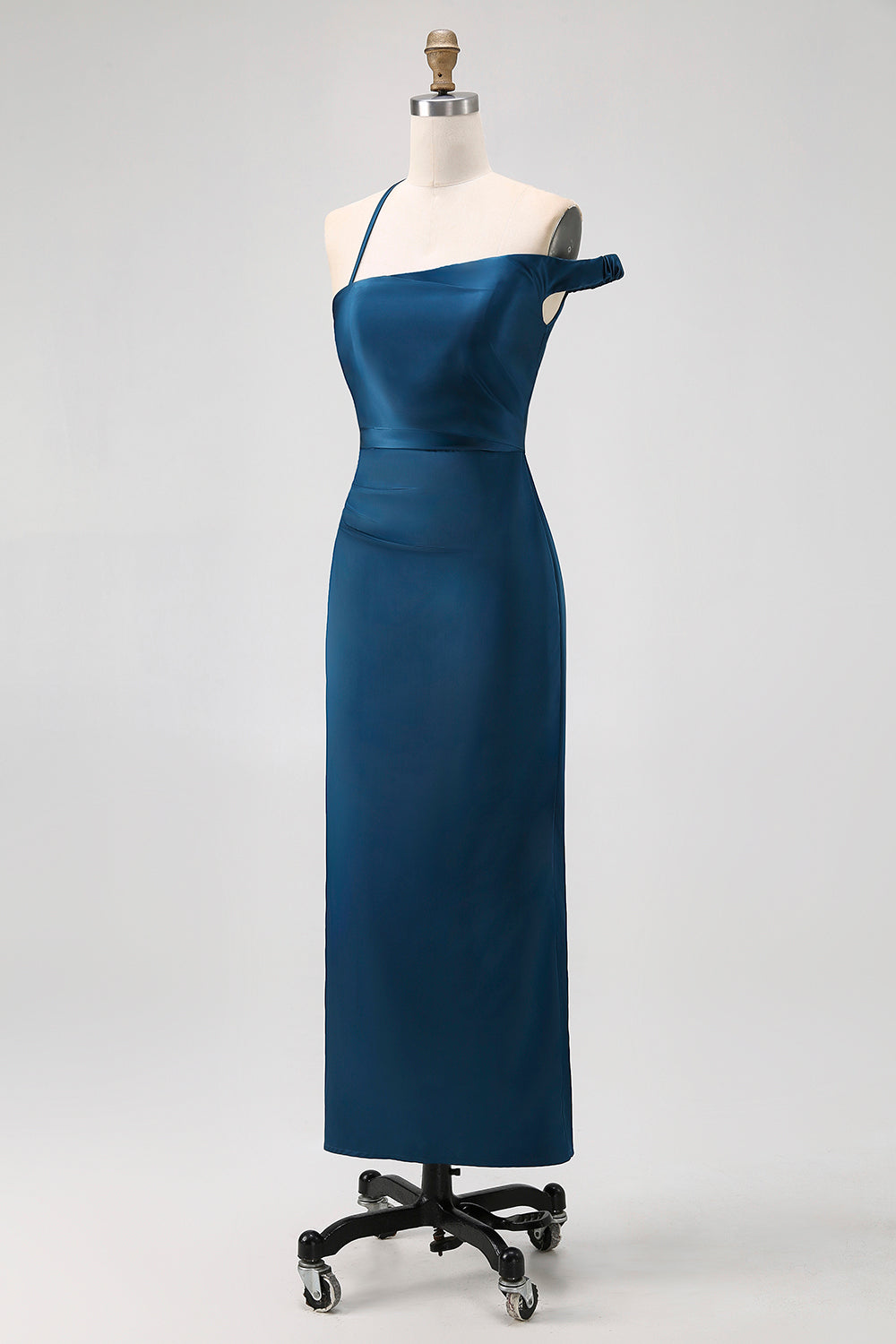 Robe de demoiselle d'honneur longue en satin bleu encre, coupe fourreau, avec une épaule dénudée