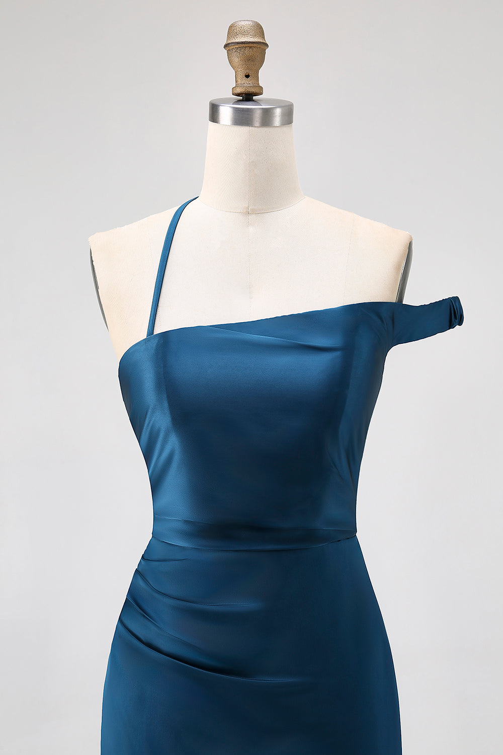Robe de demoiselle d'honneur longue en satin bleu encre, coupe fourreau, avec une épaule dénudée