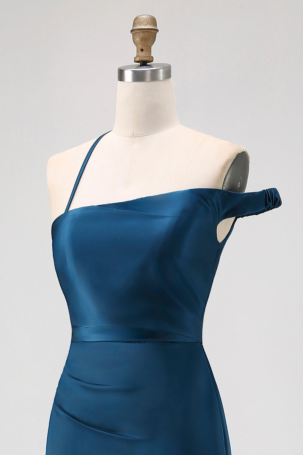 Robe de demoiselle d'honneur longue en satin bleu encre, coupe fourreau, avec une épaule dénudée