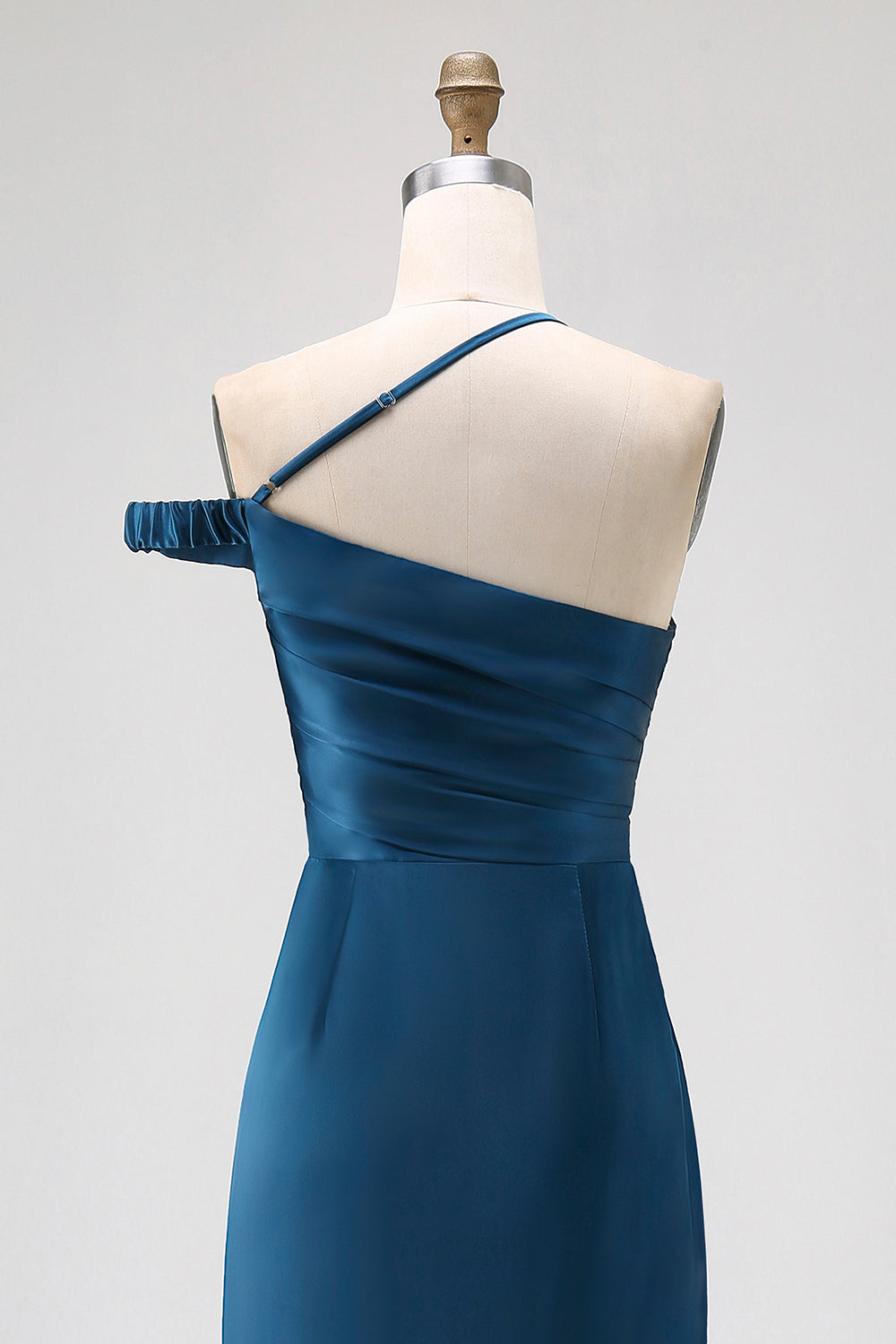 Robe de demoiselle d'honneur longue en satin bleu encre, coupe fourreau, avec une épaule dénudée