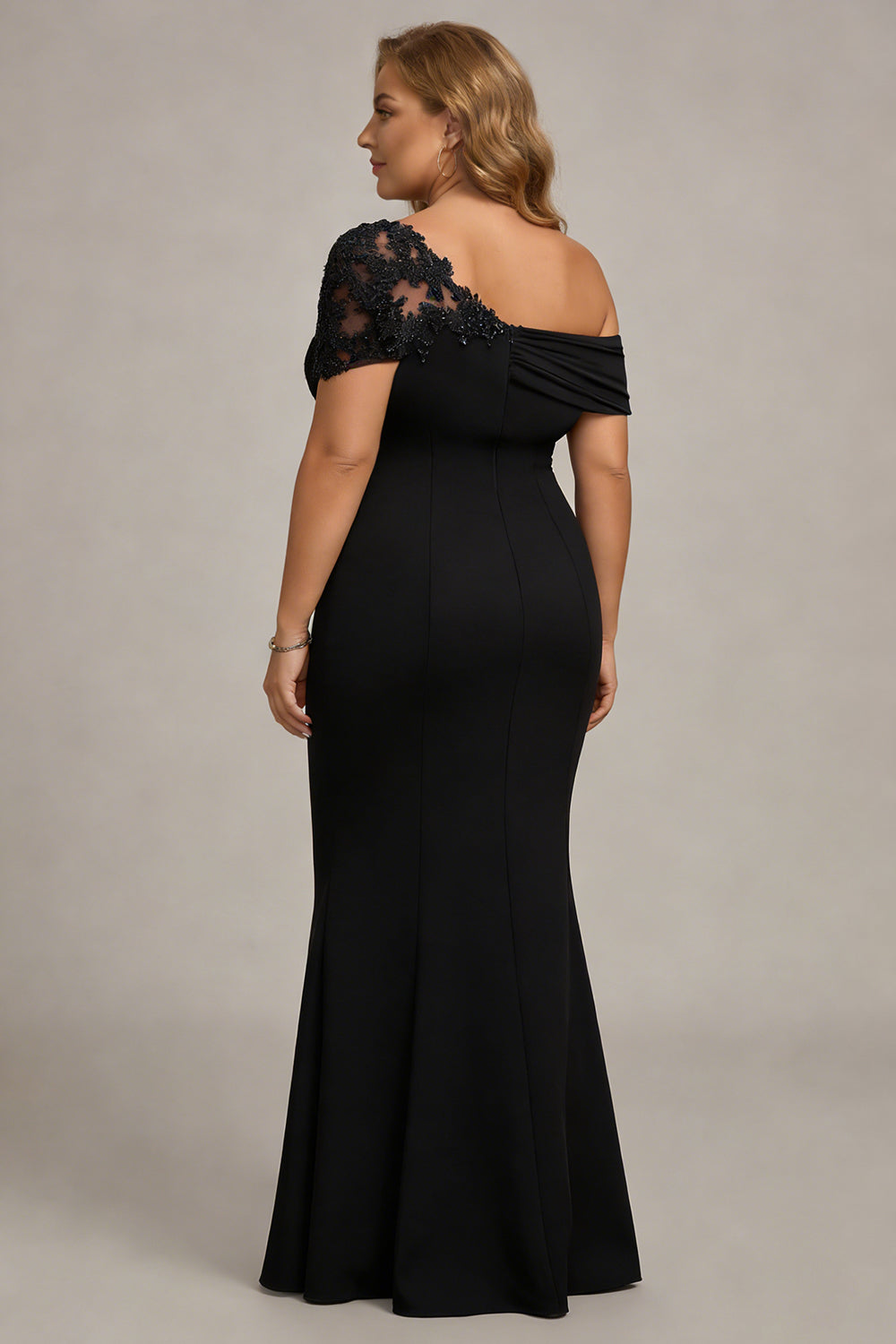 Robe de mariée sirène noire froncée asymétrique grande taille pour la mère de la mariée