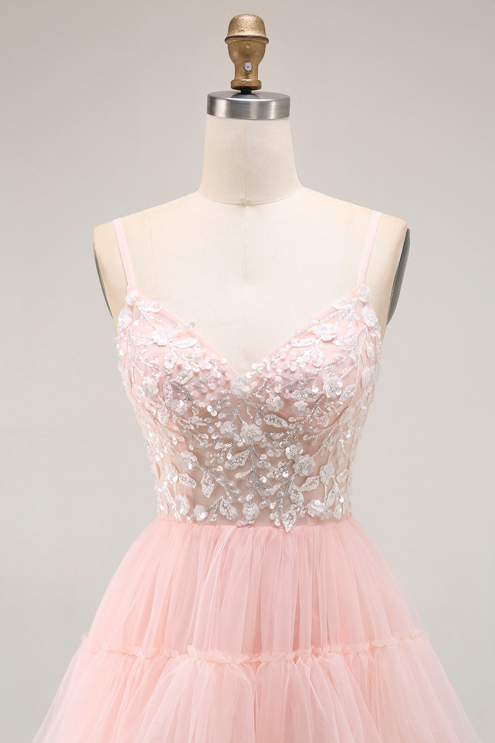 Robe de bal longue évasée rose poudré avec corset, sequins, volants superposés et appliqués