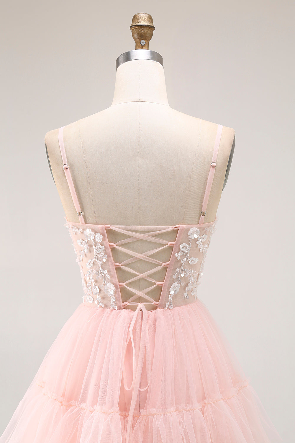 Robe de bal longue évasée rose poudré avec corset, sequins, volants superposés et appliqués