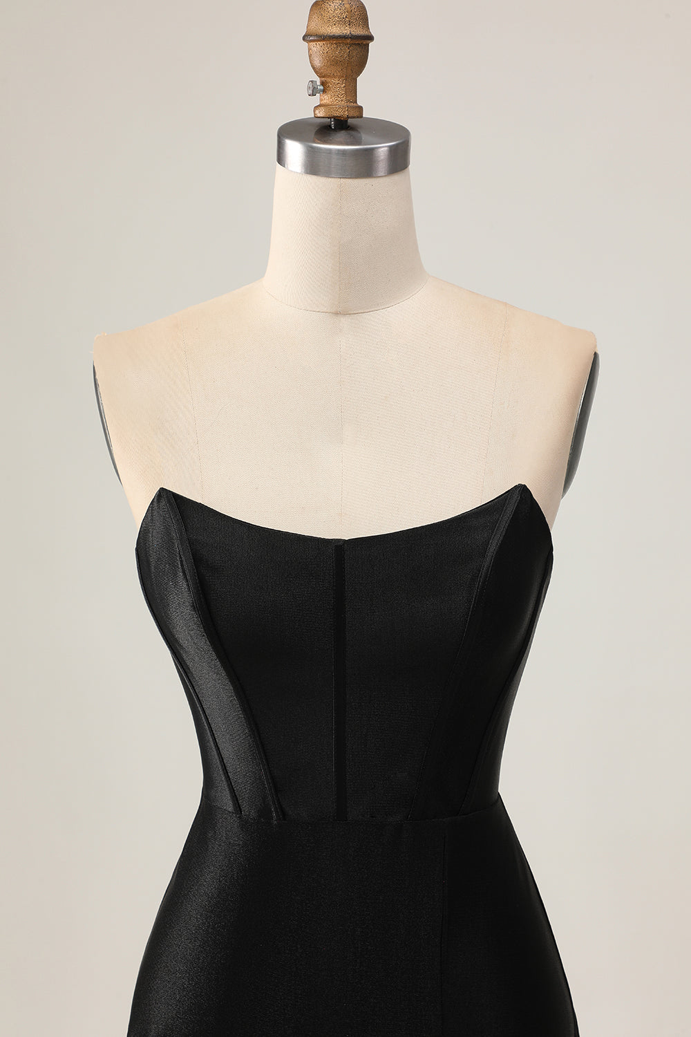 Robe de cocktail corset noire moulante ornée de perles et de découpes