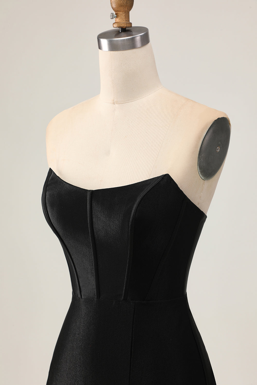 Robe de cocktail corset noire moulante ornée de perles et de découpes