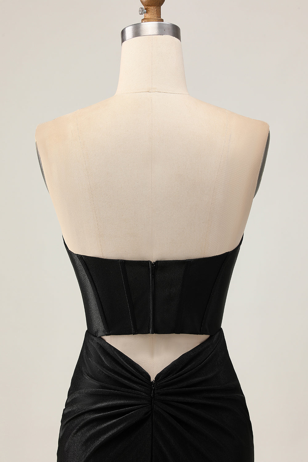Robe de cocktail corset noire moulante ornée de perles et de découpes