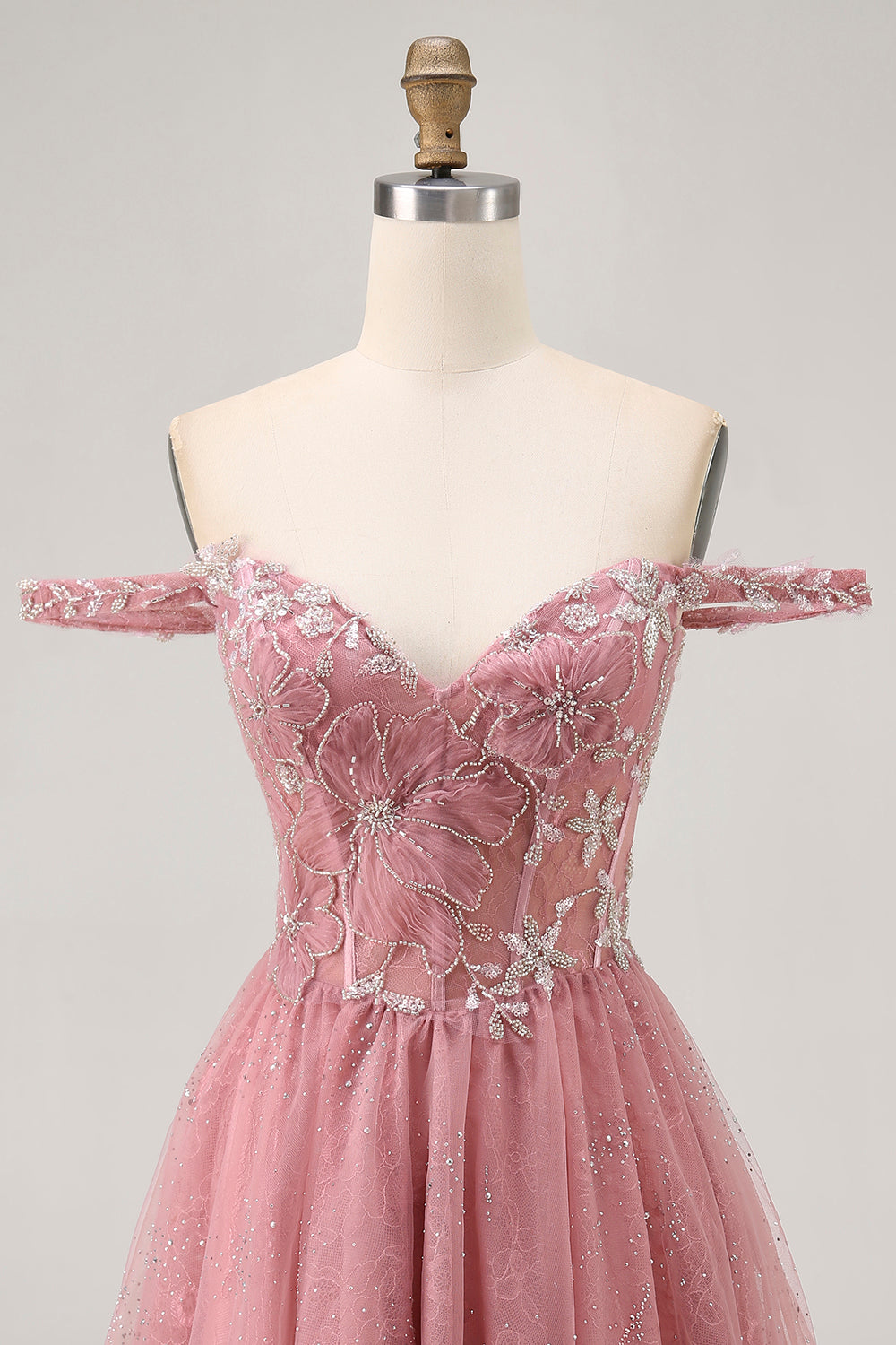 Robe de cocktail trapèze fleurie rose poudré épaules dénudées
