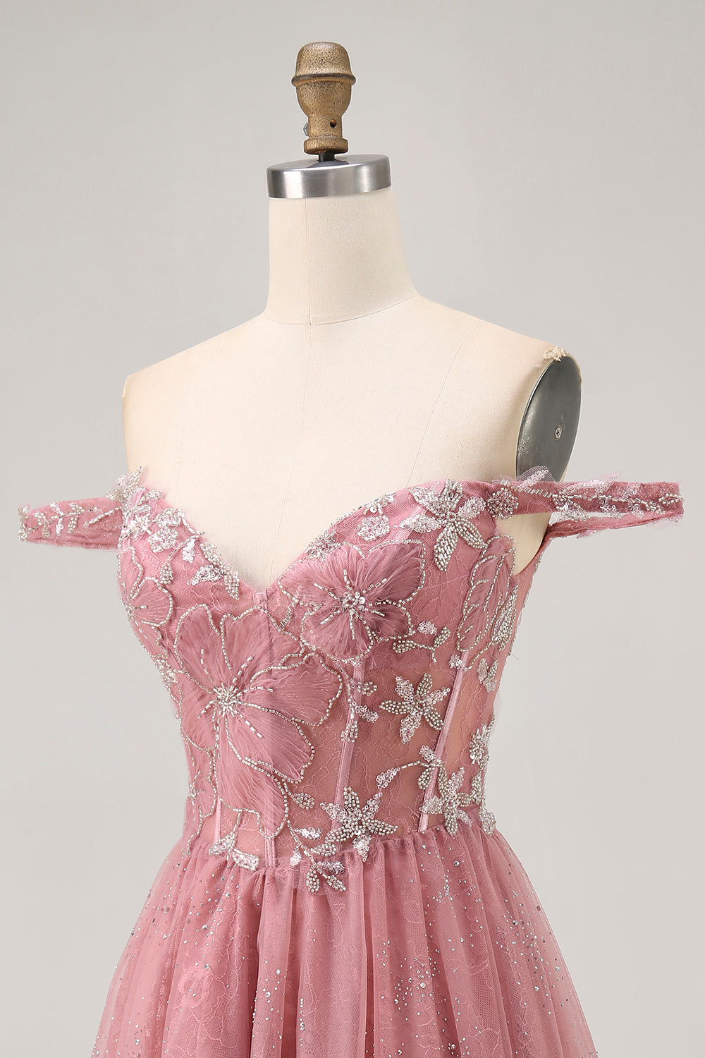 Robe de cocktail trapèze fleurie rose poudré épaules dénudées