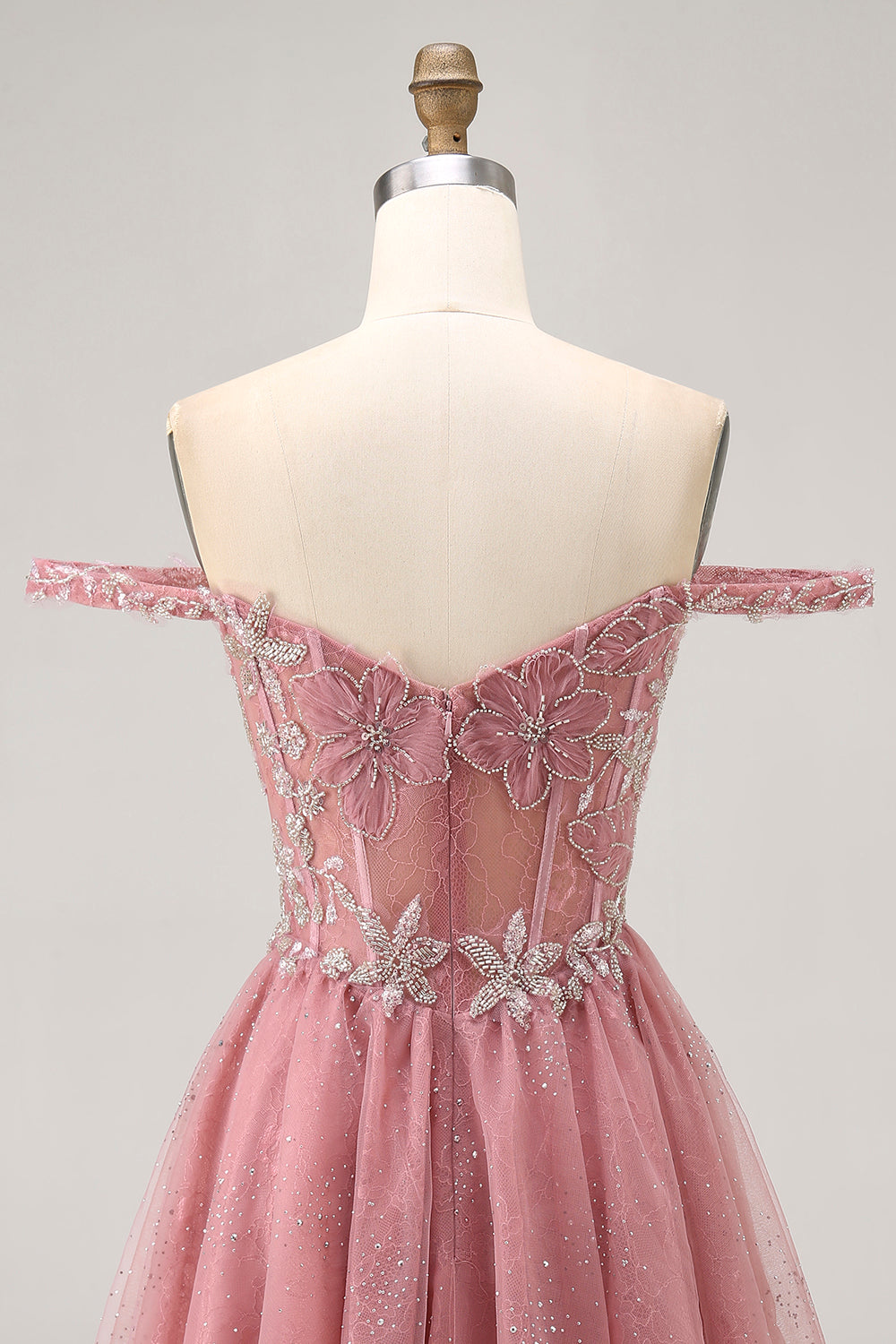 Robe de cocktail trapèze fleurie rose poudré épaules dénudées