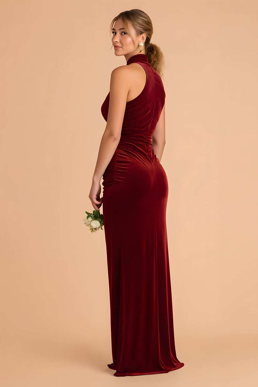 Robe longue de demoiselle d'honneur moulante en velours bordeaux à col montant
