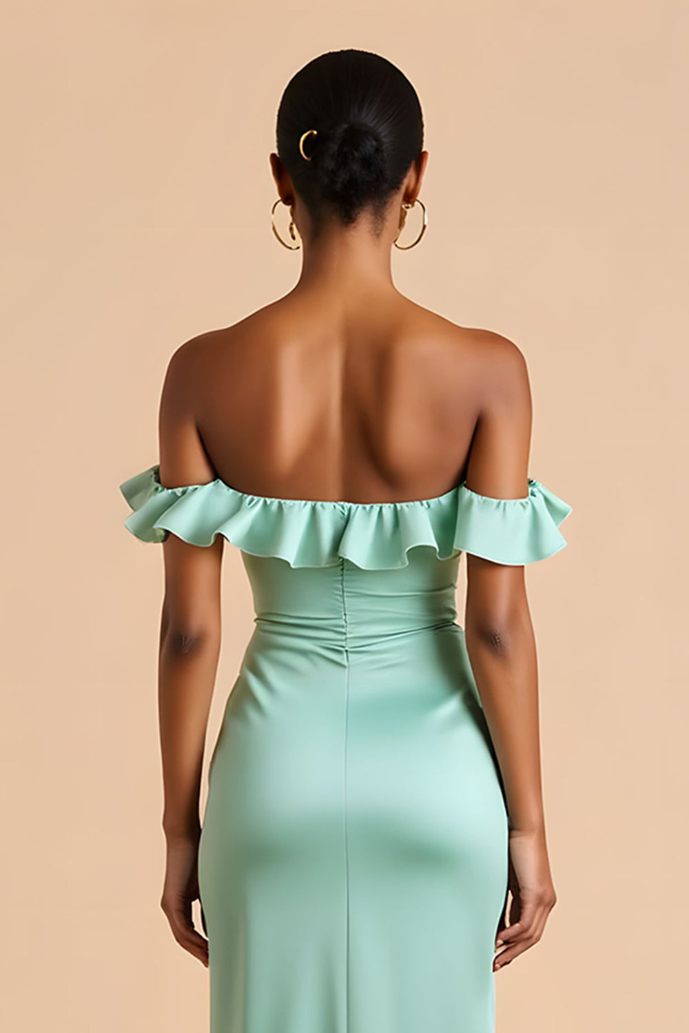 Robe longue de demoiselle d'honneur vert menthe en satin fourreau épaules dénudées