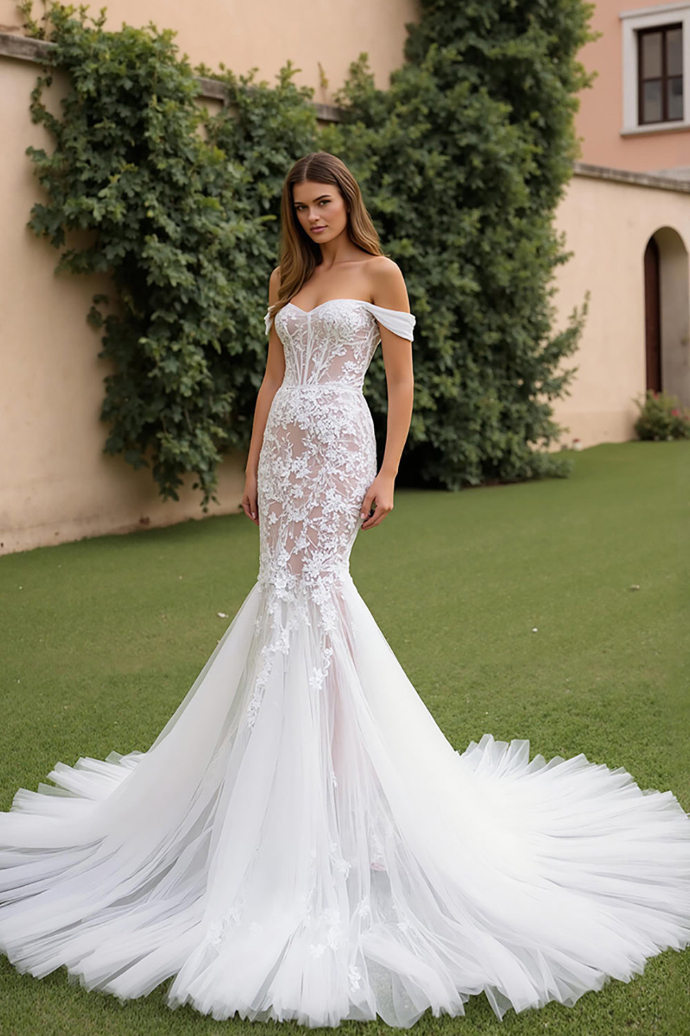Robe de mariée sirène en dentelle ivoire, tulle et corset, épaules dénudées